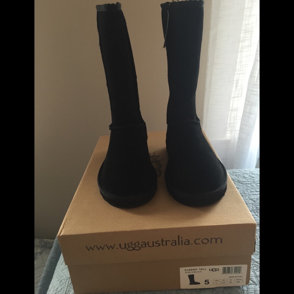 Black UGG books Size 4 (small womens, large child)